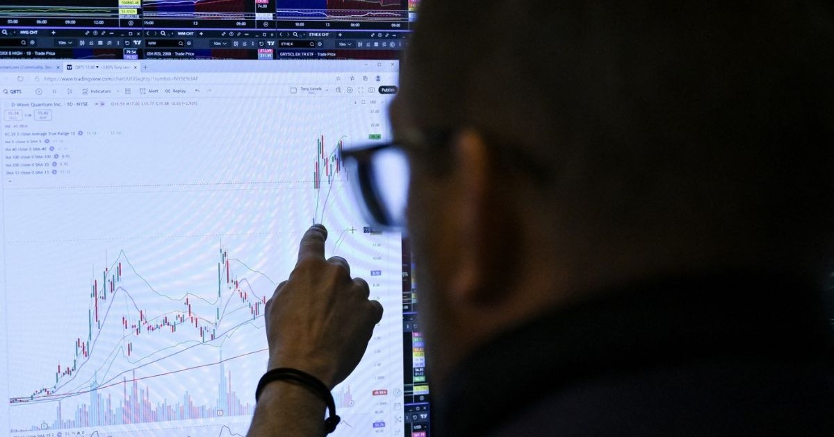 Traderii lucrează și se uită pe graficul Bursei de Valori din New York (NYSE) la deschiderea tranzacțiilor pe 13 iunie 2025, în New York City. Prețurile petrolului au crescut vertiginos, iar acțiunile s-au prăbușit vineri, după ce Israelul a lansat atacuri asupra unor situri nucleare și militare din Iran, alimentând temerile unui război în toată regula.