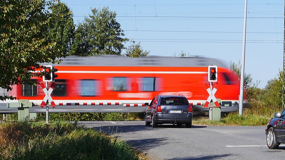 O femeie din Vâlcea a fost accidentată mortal de un tren, la o trecere la nivel cu calea ferată