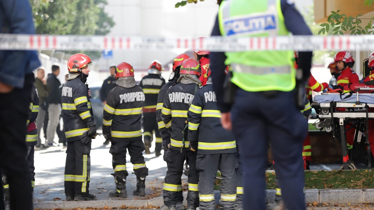 Pompieri care au intervenit după explozia din Rahova