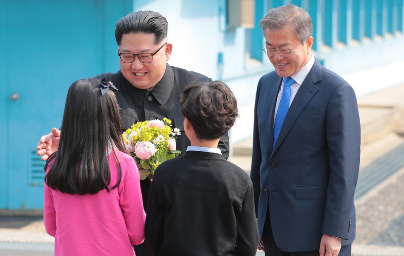 Cine sunt copiii care i-au întâmpinat pe Kim Jong-un și Moon Jae-in la summitul intercoreean