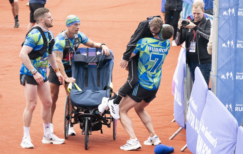 Momentul emoționant în care fostul mare jucător englez de rugby Rob Burrow, diagnosticat cu MND, este purtat pe brațe pe linia de sosire a maratonului din Leeds