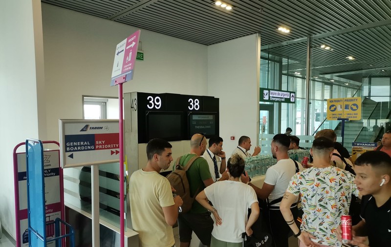 Întârziere de 10 ore pentru o cursă Otopeni-Salonic. Ce explicație au reprezentanții aeroportului pentru pasageri