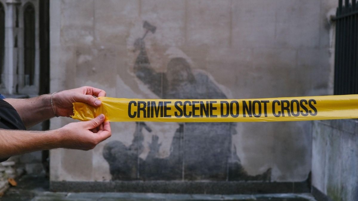 O operă de artă Banksy care a apărut la Curtea Regală de Justiție a fost spălată de pe clădire la o zi după ce a fost creată, deși o siluetă este încă vizibilă. Lucrarea care înfățișează un judecător bătând un protestatar a fost curând acoperită. In fata se vede o banda de politie galbena, pe care scrie Crime Scene, do not cross