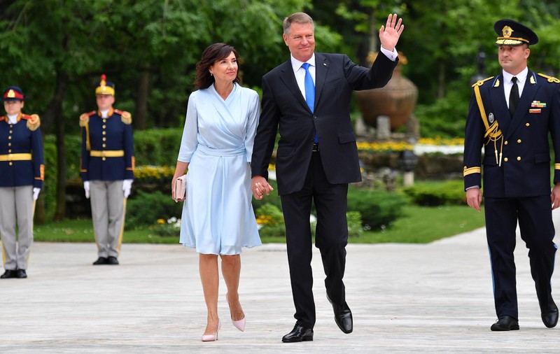 Preşedintele Klaus Iohannis va petrece Paştele acasă, cu soţia: "Nu vom merge la biserică, nu vom merge să luăm lumină, nu vom invita pe nimeni la masă"