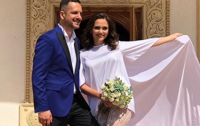 Ținuta vestimentară aleasă de Cristina Șișcanu pentru reînnoirea jurămintelor a fost dur criticată. “Doamne, era mai potrivită în dormitorul vostru. Ridicol “