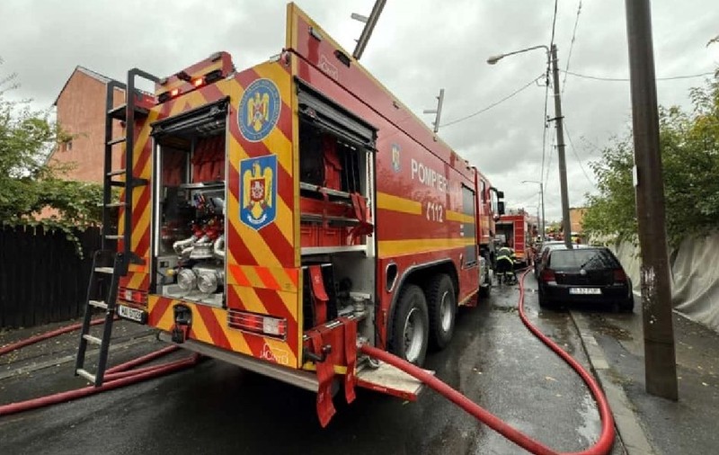 Incendiu puternic pe strada Mureșeni din București: ard acoperișurile mai multor case. O persoană a fost evacuată