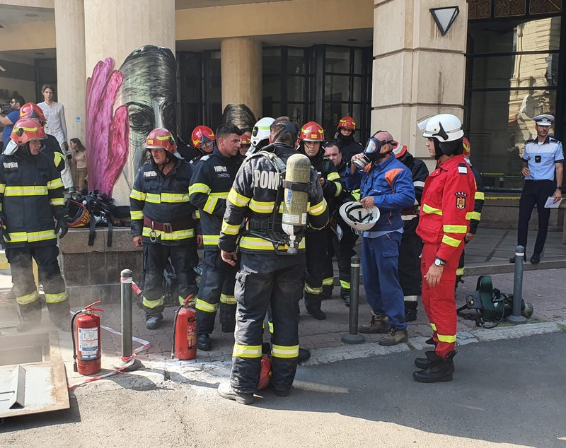 Un muncitor a murit în timp ce lucra într-un canal lângă Biblioteca Centrală Universitară din București. Bărbatul, surprins de un incendiu