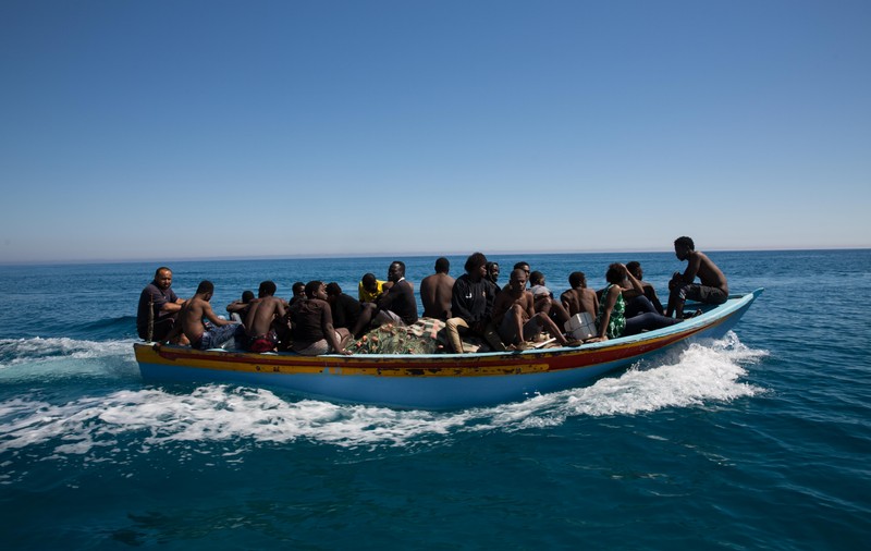 Zeci de persoane sunt date dispărute după naufragiul unei bărci cu migranți în Mediterană. Salvatorii se tem că s-au înecat