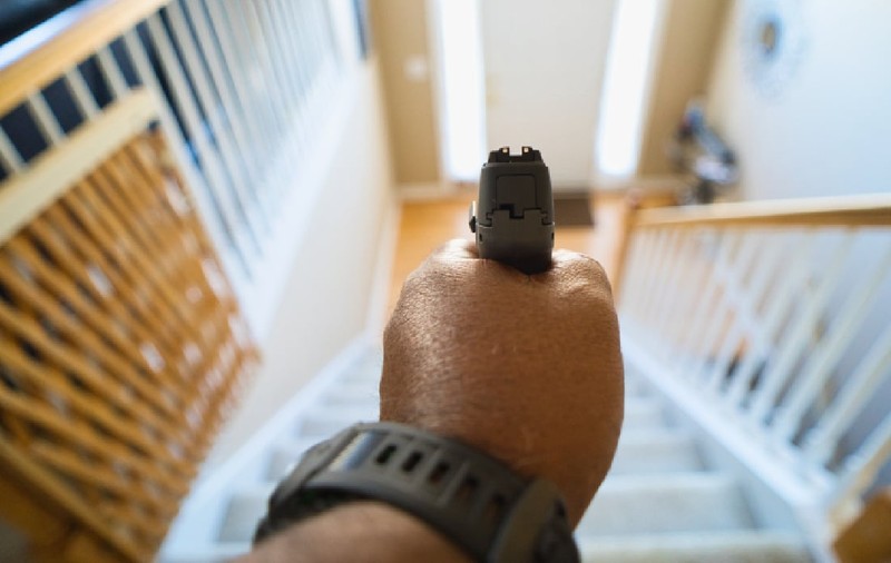 Un fost plutonier major este acuzat că la beție și-a descărcat arma în ușa unui apartament din Constanța