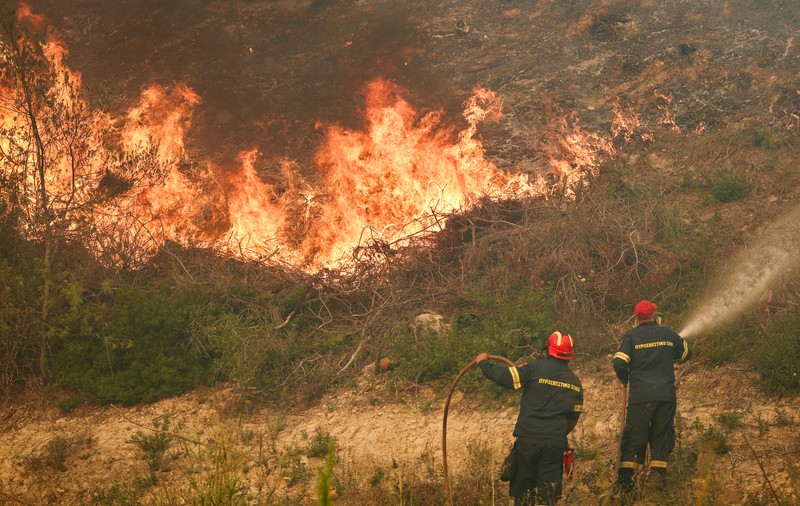 Incendiu puternic în Halkidiki, Grecia. Sute de turiști evacuați cu bărcile din stațiunile de pe litoral. 142 de pompieri și 16 aeronave luptă cu flăcările I VIDEO