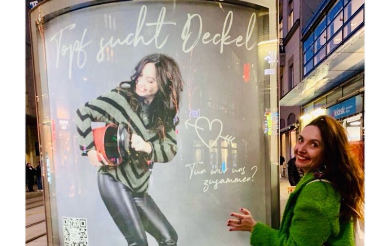 „Oala caută capac”. Silvia a montat panouri publicitare în Zürich și speră să găsească bărbatul ideal cu care să facă un copil