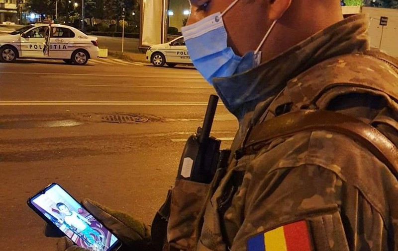 Un militar român privește fotografia copilului pentru a găsi puterea să-și ducă misiunile până la capăt. ”Ce impuls poate fi mai puternic?”