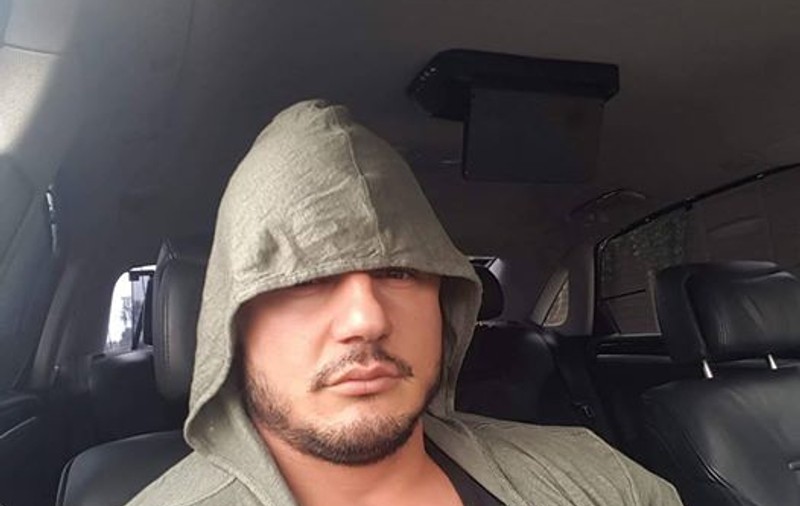 Un român stabilit la Londra a devenit ținta ironiilor pe Facebook. "Englezii mă vor cu orice preț. Mi-au dat cea mai bună lopată"