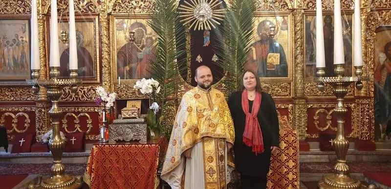 Părintele Sergiu, în Biserica Sfânta Paraschievi, alături de soția lui, care cântă strană