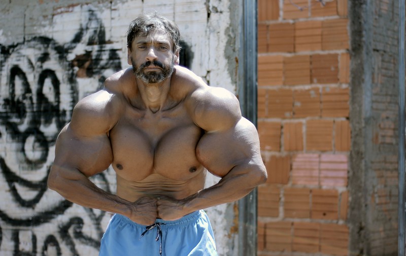 Își riscă viața ca să arate ca Hulk. Își injectează ulei în brațe