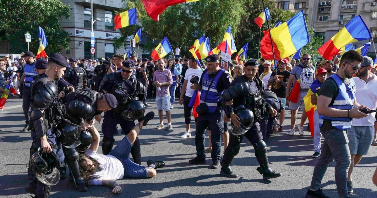 Fanii lui Călin Georgescu au devenit agresivi și a fost nevoie de intervenția jandarmilor la protestul din Piața Victoriei