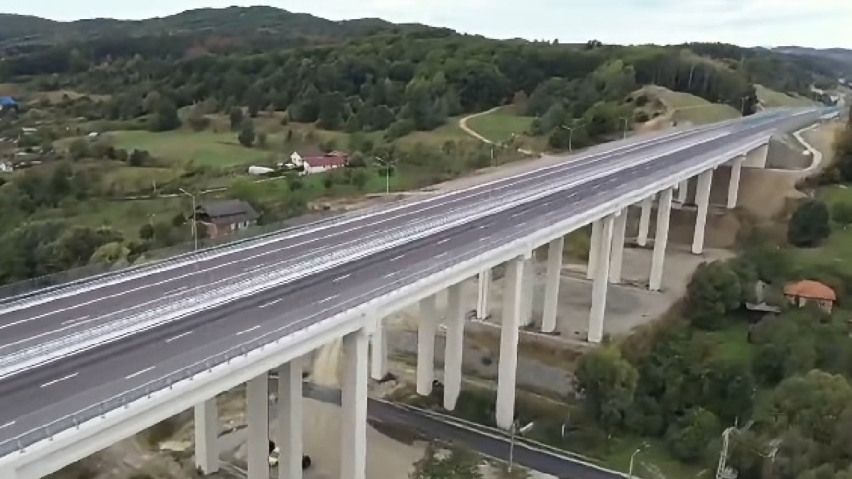 Viaduct de autostradă din Sectiunea 4 Tigveni - Curtea de Arges parte a Autostrăzii Sibiu-Pitești