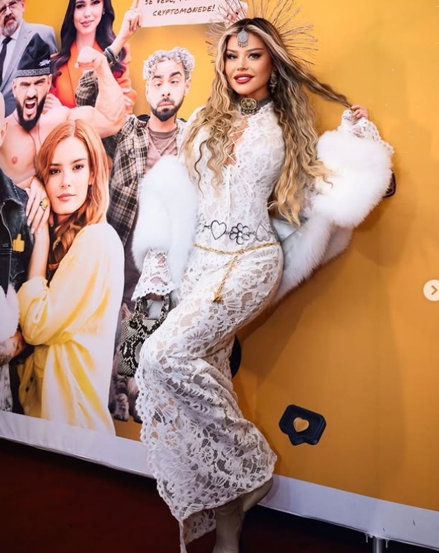 Cum au venit îmbrăcate Loredana Groza și fiica ei la premiera filmului „Mentorii”. Ținutele lor din dantelă au atras privirile tuturor