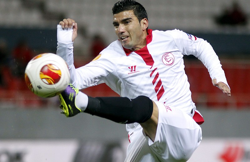 epa03969094 Sevilla FC forward Jose Antonio Reyes in action during the UEFA Europa League group H soccer match between Sevilla FC and Estoril at the Ramon Sanchez Pizjuan Stadium in Seville, southern Spain, 28 November 2013. EPA/PACO PUENTES