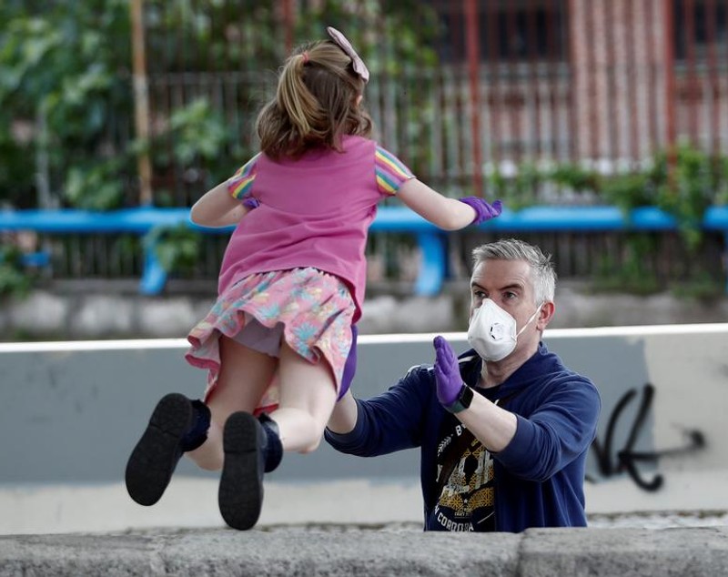 Bucurie în Spania: peste șase milioane de copii pot să iasă din nou din case, după o lună și jumătate de carantină