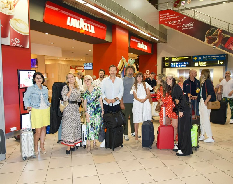 Andreea Esca va împlini în curând 50 de ani. Și-a dus cei mai apropiați prieteni într-o vacanță cu destinație surpriză. Imagini din aeroport