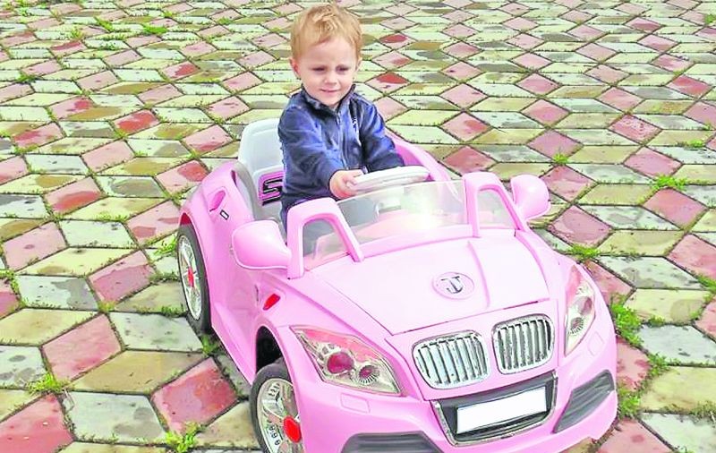 Fetiţa aruncată din taxi de mama ei adoră maşinuţele