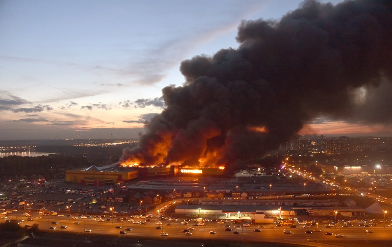 Incendiu de proporții la un centru comercial din Moscova. Pierderile sunt estimate la 86 de milioane de dolari