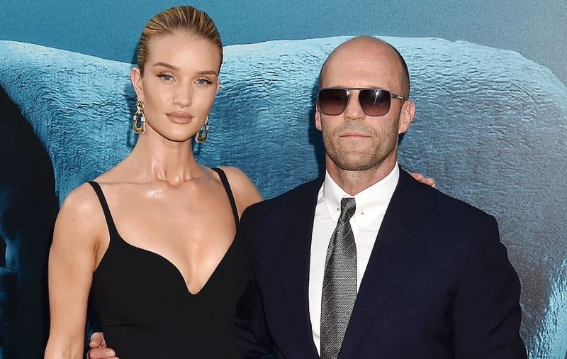 FOTO | Rosie Huntington-Witheley se căsătorește cu actorul Jason Statham. Face nunta chiar de Revelion