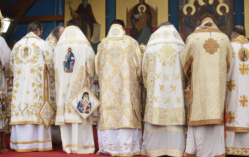 Patriarhia acuză Pro România că împarte ilegal calendare ortodoxe, Ponta spune că el le dă gratis, pe când BOR le dă pe bani