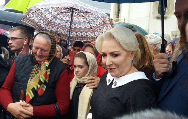 Viorica Dăncilă, primită cu pâine și sare la Mânăstirea Putna