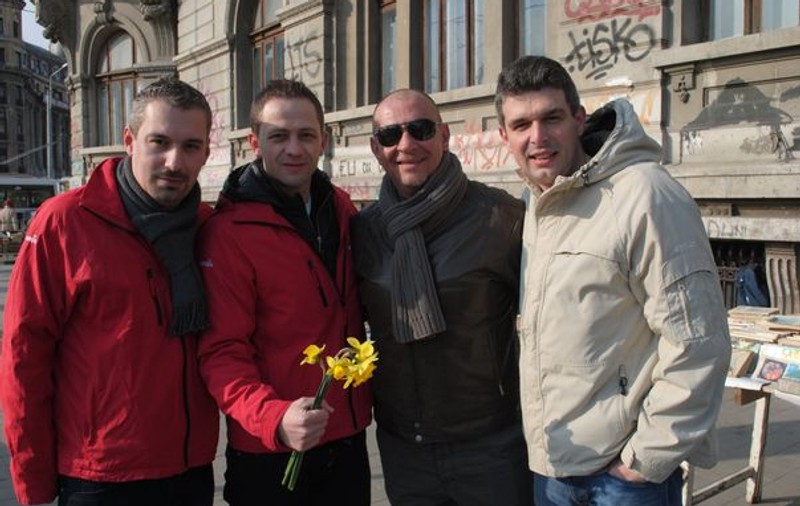 Băieţii de la Bosquito şi Bodo de la Proconsul au împărţit flori fetelor în centrul Capitalei