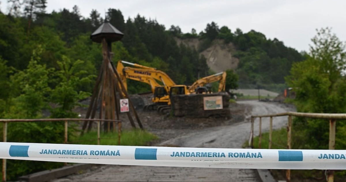 Salina Praid este închisă din cauza inundațiilor din ultimele zile, în imagine se vede un excavator galben și banda albă pe care este inscripționat Jandarmeria Română, cu care zona a fost închisă, 28 mai 2025