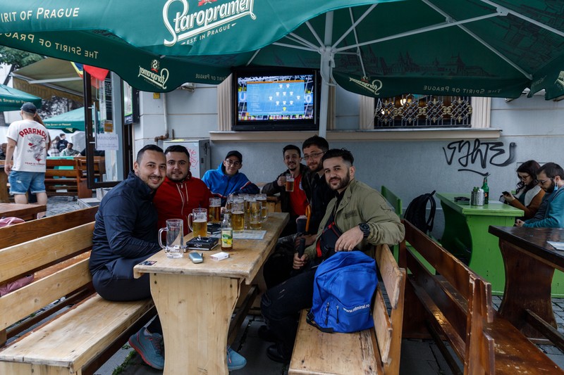 Un grup de prieteni care susține echipa Macedoniei