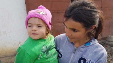 Cătălina, mereu în braţe cu bebe Paraschiva, a reuşit să zâmbească
