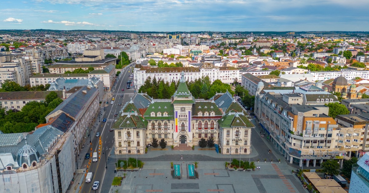 vedere aeriana a orasului Craiova cu aaplatula dministrativ in plan apropiat