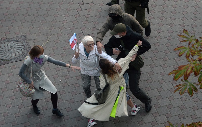 VIDEO | Noi proteste la Minsk. Femeia de 73 de ani, devenită simbol al manifestațiilor, le-a ținut piept forțelor de ordine