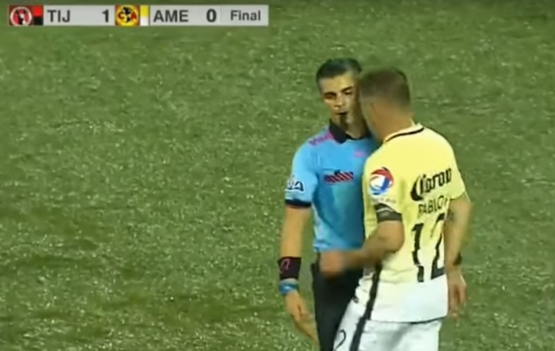 Fotbalistul Pablo Aguilar și-a ieșit din minți: i-a dat un cap în gură arbitrului! | VIDEO
