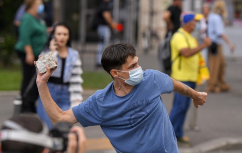 PROTESTELE ciobanilor: 47 de bărbați duși la poliție, 10 jandarmi răniți, amenzi URIAȘE