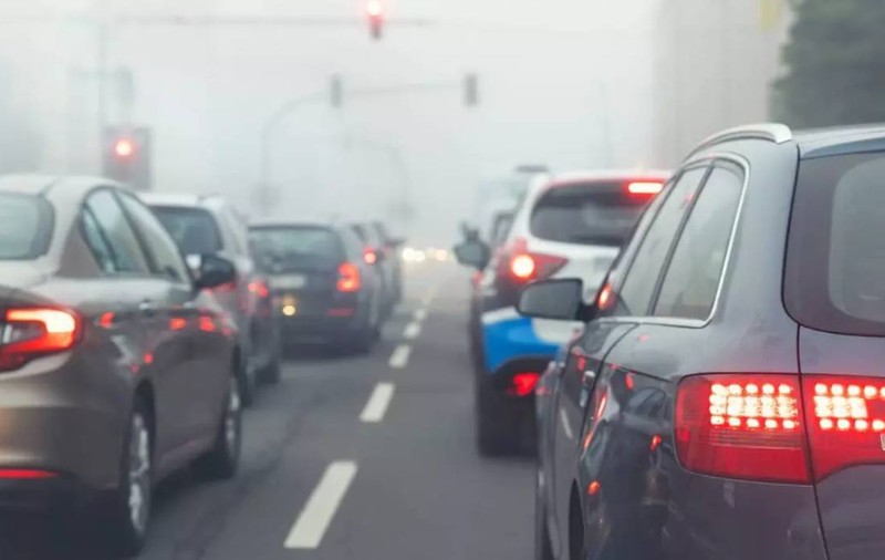 Când se folosesc, de fapt, luminile de zi și proiectoarele de ceață. Amenda pentru șoferii care nu le utilizează corect