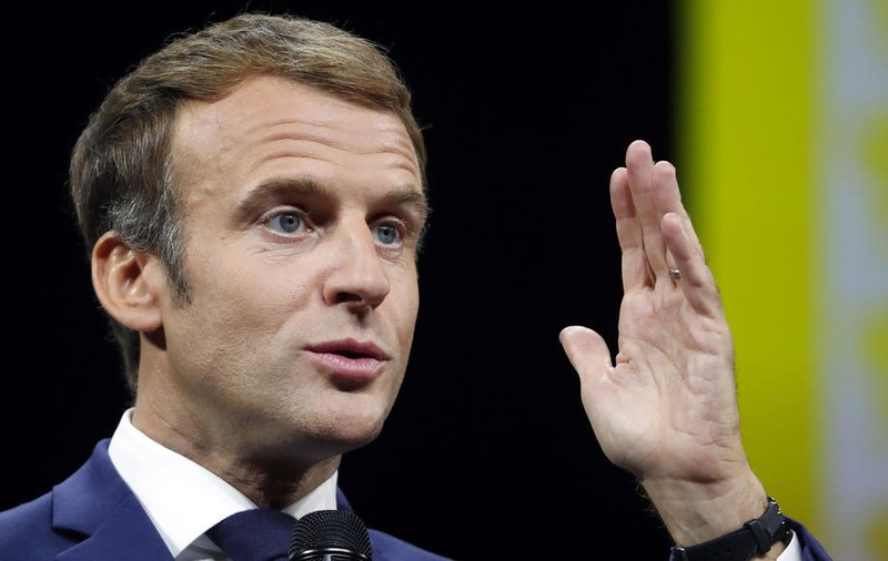 Președintele Macron avertizează că le va da „bătăi de cap” francezilor nevaccinați