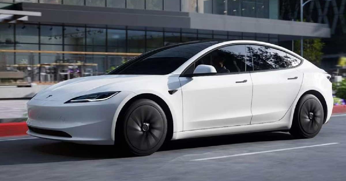 Tesla Model 3 Standard oprită pe stradă lângă o clădire.