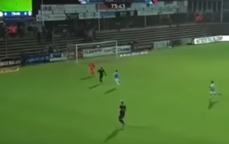 Fază incredibilă la un meci de fotbal! Portarul a degajat, iar mingea a ajuns unde nimeni nu se aștepta | VIDEO