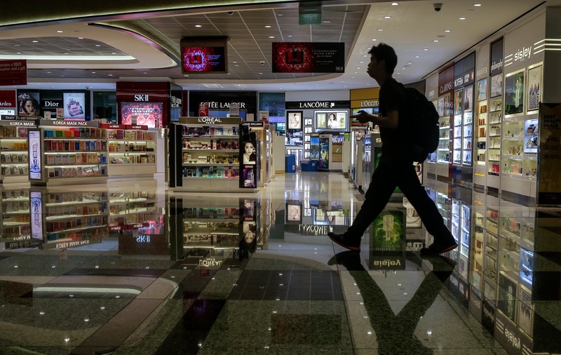 A clonat 31 de carduri de îmbarcare pe curse aeriene ca să trăiască în lux pe un aeroport din Singapore