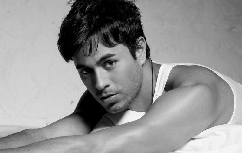 Video | Enrique Iglesias a făcut schi nautic gol