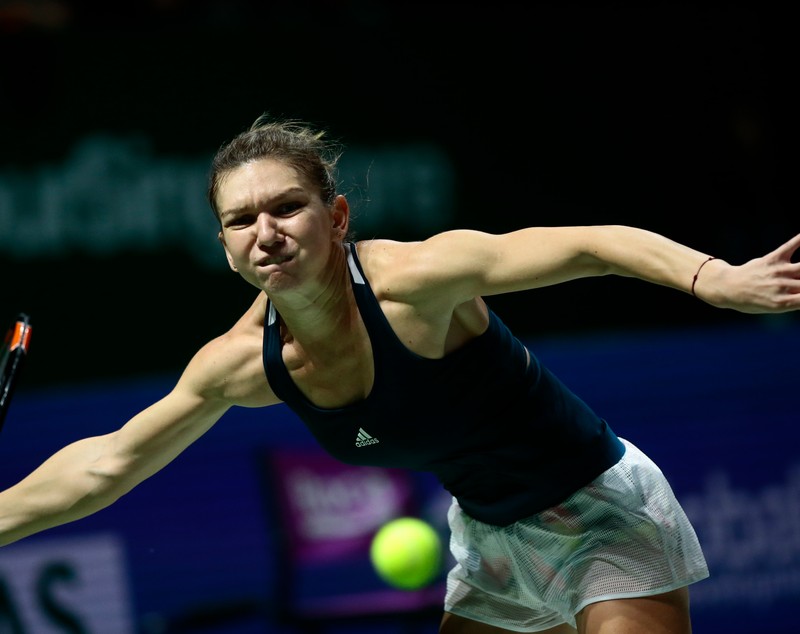 Turneul Campioanelor. Halep - Cibulkova 3-6, 6-7 (5). Simo a jucat într-un picior și a spus adio competiției. Kerber și Cibulkova, în semifinale. Reacții | FOTO&VIDEO