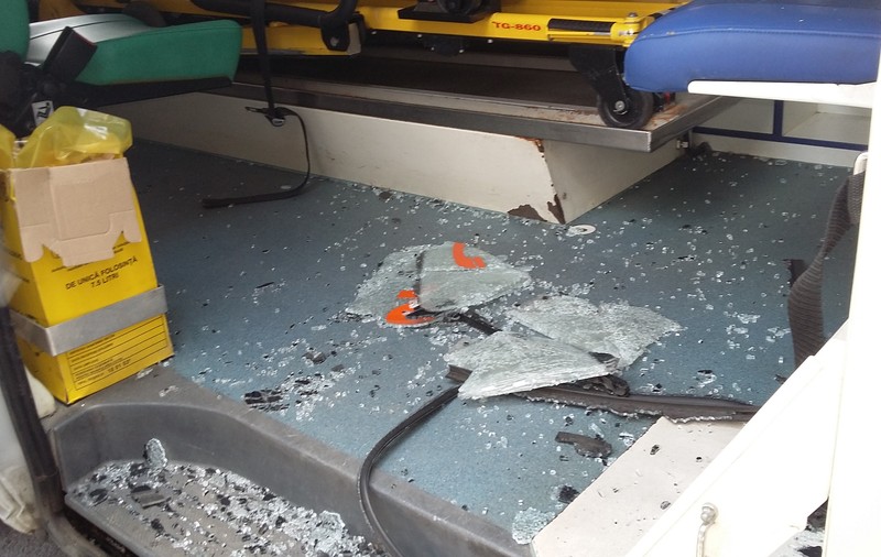 Un pacient a bătut echipajul unei ambulanțe! GALERIE FOTO