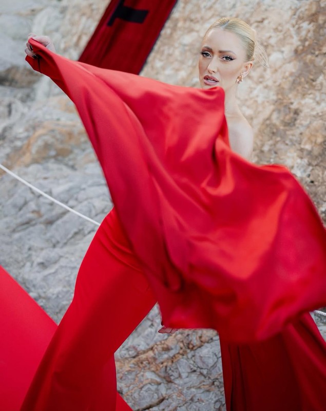 Filmul româno-spaniol „Acel martie”, gală spectaculoasă de lansare în Spania la Castelul Peniscola. Esther Acebo, Luke Roberts, Ioana Ginghină și Iuliana Pepene au pășit pe covorul roșu