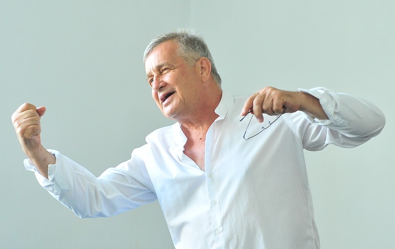 Dinescu, la 70 de ani. Rețeta cu portocale prin care un tânăr poet anticomunist a devenit moșier capitalist. Despre scrisoarea pentru Iohannis