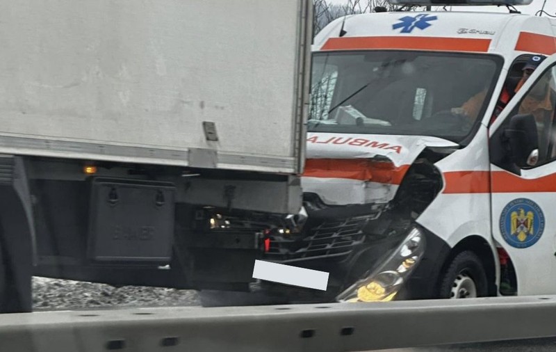 O ambulanță s-a izbit violent de un TIR, pe un drum din localitatea Jucu, județul Cluj. Șoferul autospecialei nu ar fi păstrat distanța
