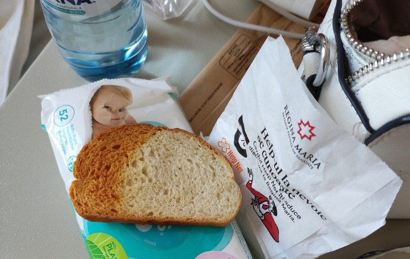Mamă internată cu fetița la Spitalul Județean Constanța: „Micul dejun, o felie de pâine prăjită. Fața de pernă, un fel de mușama. Stativul de perfuzie, legat cu mănușa chirurgicală”